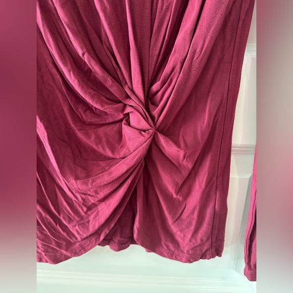 Aritzia Babaton Maroon Twist Front Asymmetrical Hem Top Size XXS Women’s - Picture 2 of 6